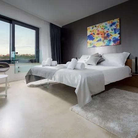 Lucy For 12 People Near Medulin With Heated Indoor Pool & Just 400 Meters From The Banjole