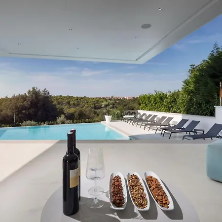 Villa Lucy For 12 People Near Medulin With Heated Indoor Pool & Just 400 Meters From The Banjole