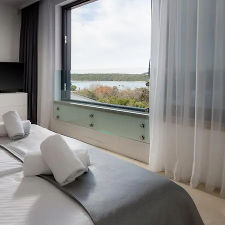 Lucy For 12 People Near Medulin With Heated Indoor Pool & Just 400 Meters From The Vila