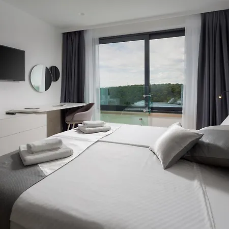 Lucy For 12 People Near Medulin With Heated Indoor Pool & Just 400 Meters From The