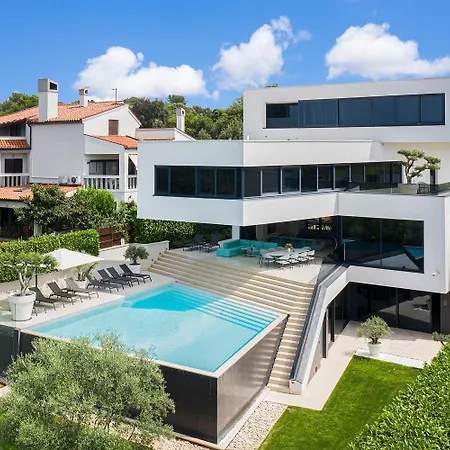 Vila Lucy For 12 People Near Medulin With Heated Indoor Pool & Just 400 Meters From The