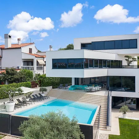 Lucy For 12 People Near Medulin With Heated Indoor Pool & Just 400 Meters From The Villa *