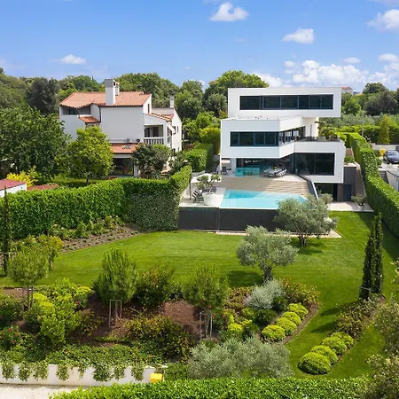 Lucy For 12 People Near Medulin With Heated Indoor Pool & Just 400 Meters From The